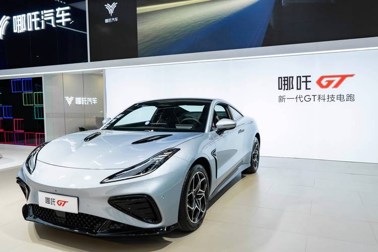 佛山183哪吒汽车在智能汽车领域的表现，领途汽车在新能源汽车市场中的影响力